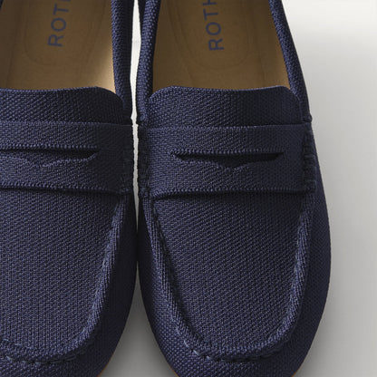 macro | Close up of the toe and vamp of The Daily Driver in Navy.