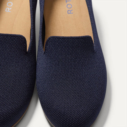 macro | Close up of the toe and vamp of The Daily Loafer in Navy.